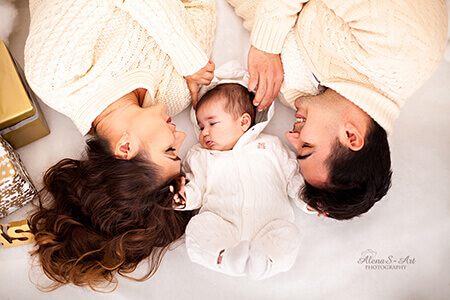 familienfotos mit baby zum weihnachten